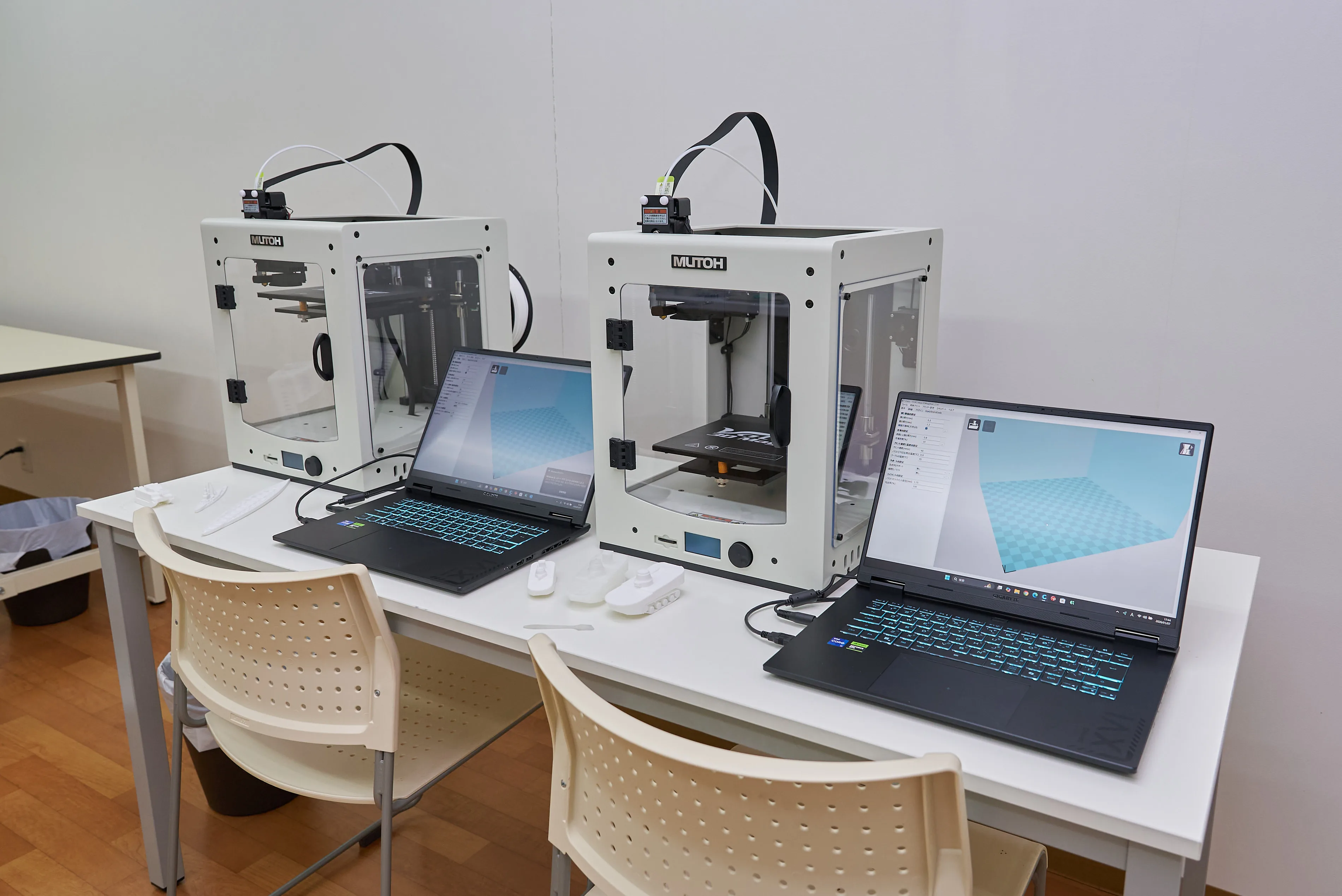 3Dプリンターとパソコンを使って設計と出力を行う教室環境